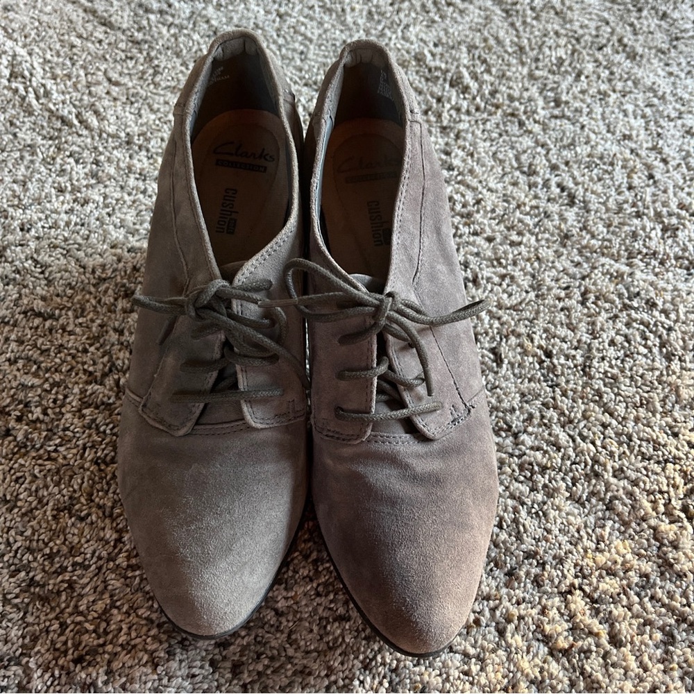 Clarks Boots Women’s 9 Araya Hale Ankle Heels Lace Up 26121248 Gray Pointed Toe.